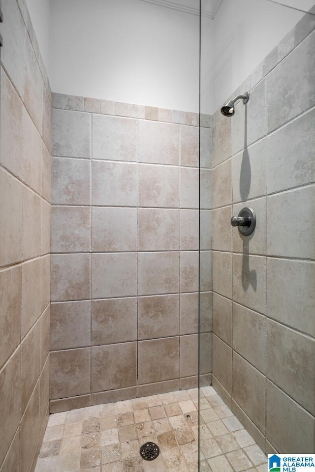 bathroom featuring tiled shower