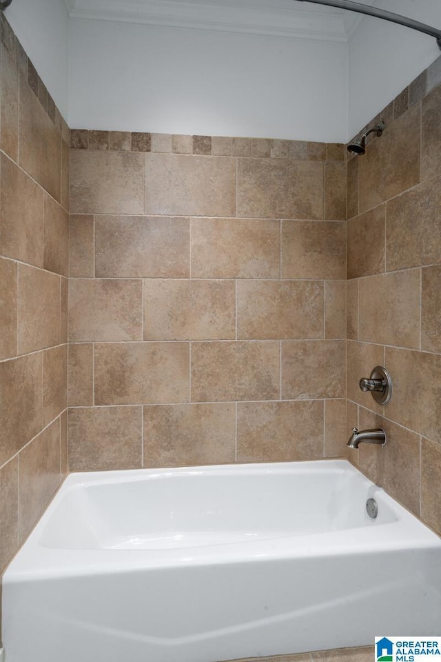 bathroom featuring tiled shower / bath