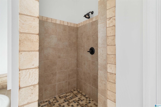 bathroom featuring a tile shower