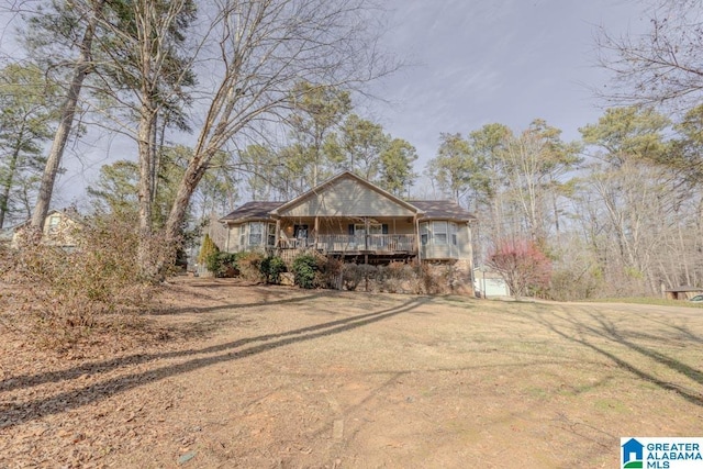 view of front of home featuring a front lawn and covered porch