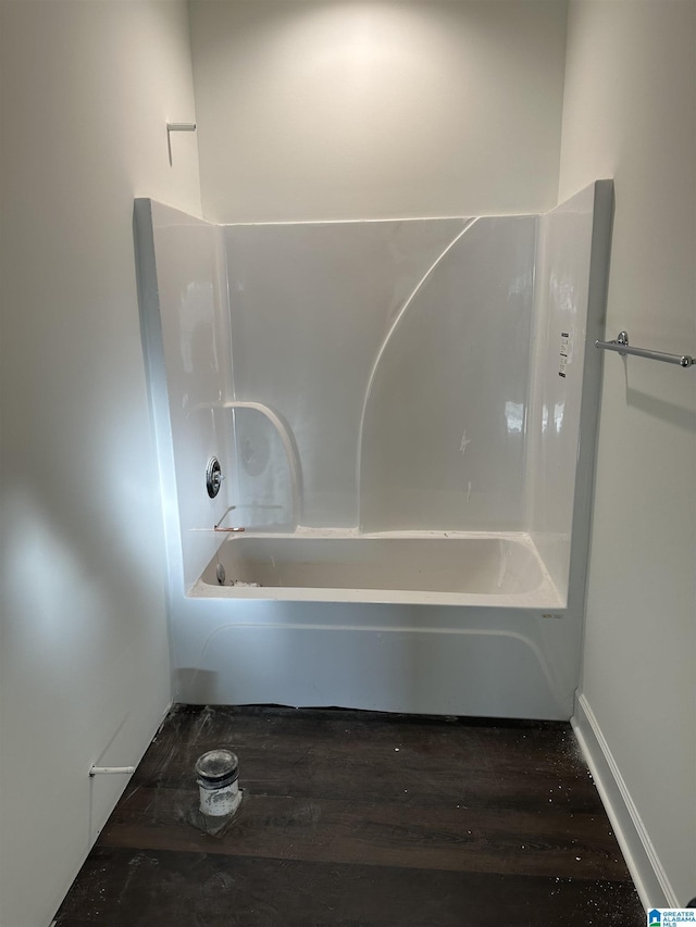 bathroom with washtub / shower combination