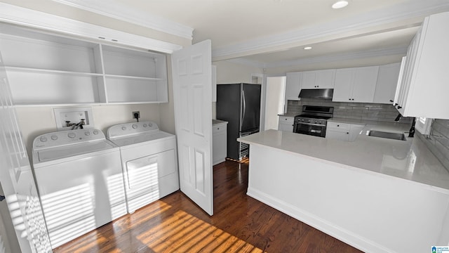 laundry room with crown molding, sink, dark wood-type flooring, and independent washer and dryer