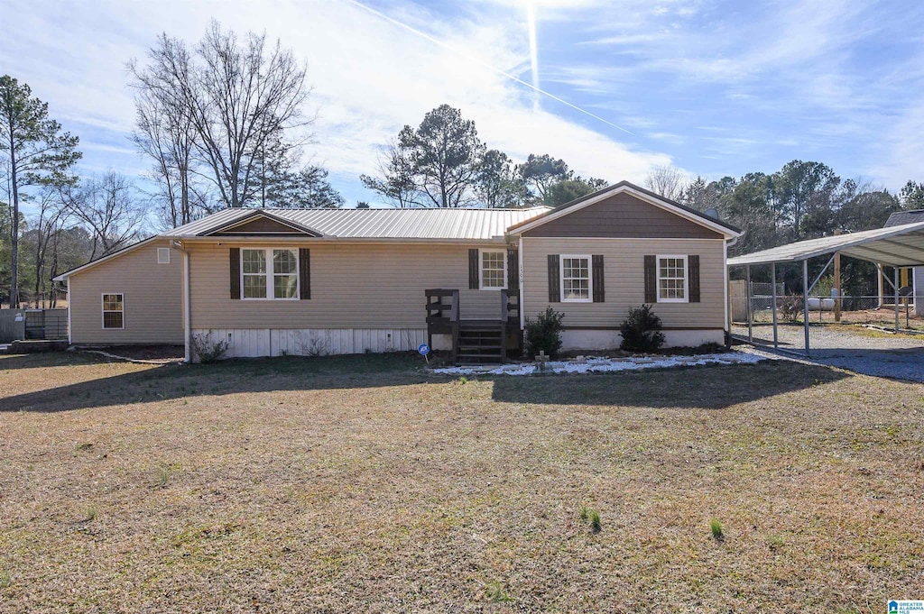 view of front of home featuring a carport and a front yard