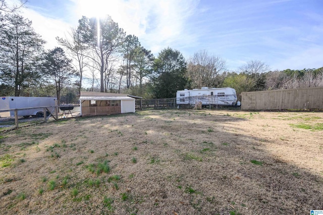 view of yard featuring an outbuilding