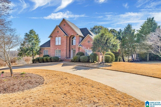 front facade featuring a front lawn