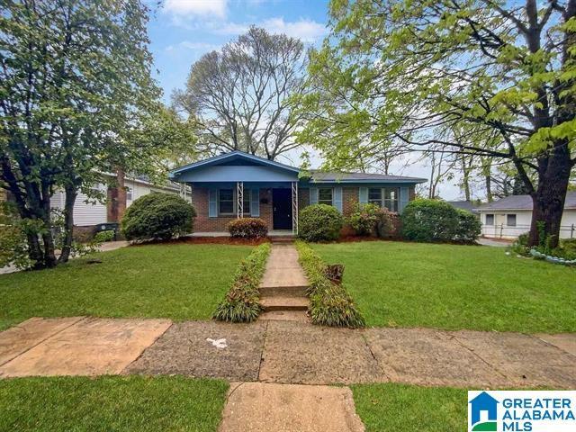 view of front of home featuring a front lawn