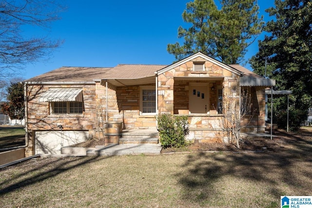 bungalow featuring a front yard