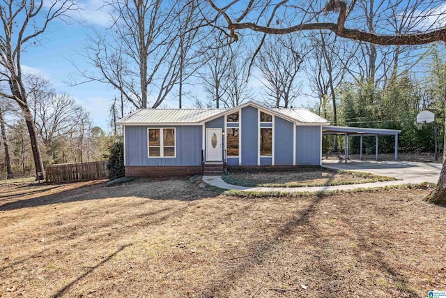 view of front of home featuring a carport and a front yard