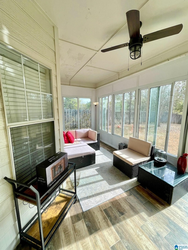 sunroom with ceiling fan