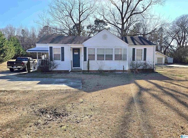 single story home featuring a front yard