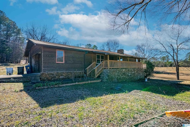 view of front of house with a front lawn