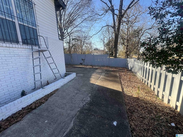 view of yard featuring a patio area