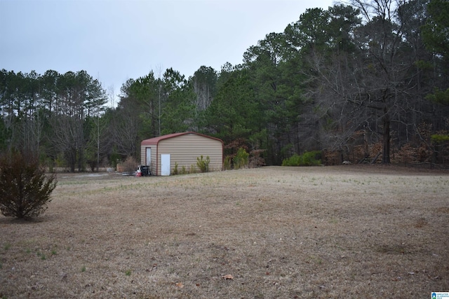 view of yard with an outdoor structure