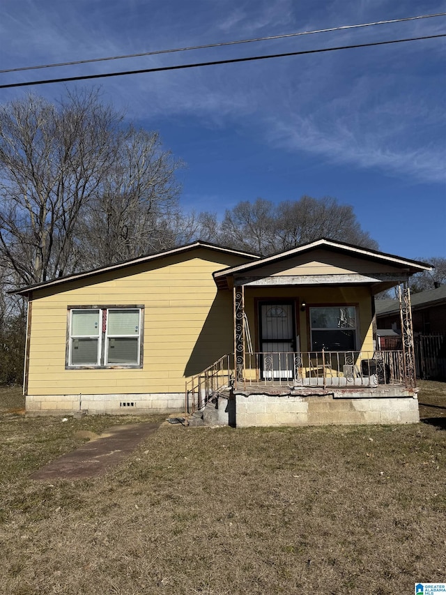 view of front of home featuring a front lawn and a porch