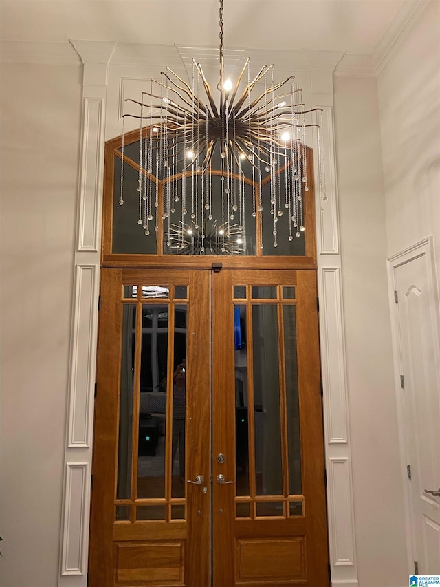 room details with crown molding and a notable chandelier