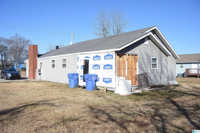 view of side of property featuring a lawn