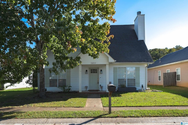 view of front of house featuring a front lawn