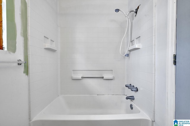 bathroom with tiled shower / bath combo