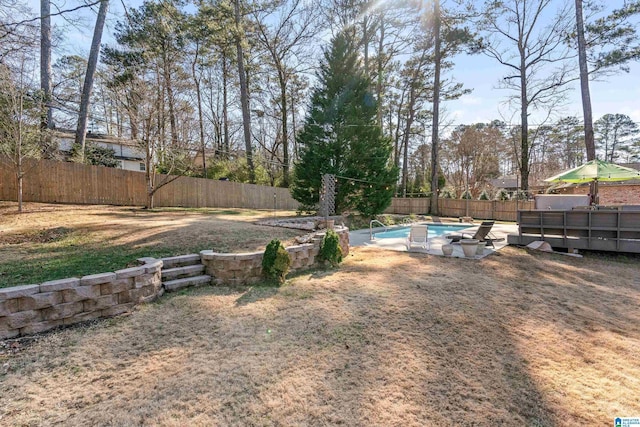 view of yard featuring a fenced in pool