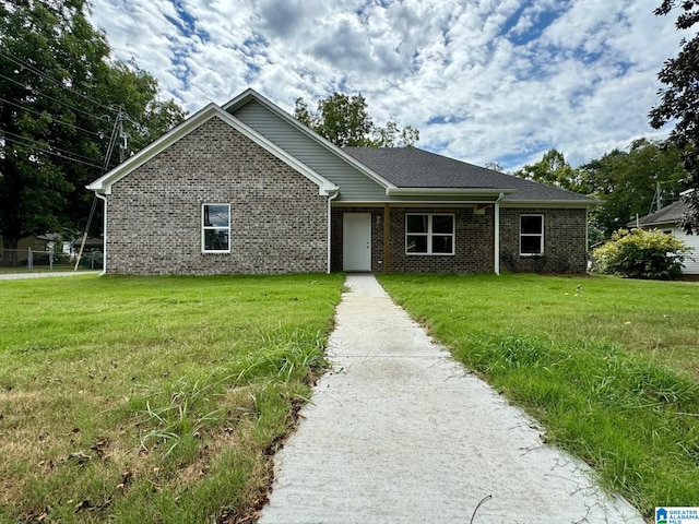 view of front of property featuring a front yard