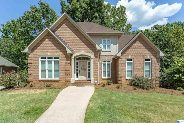 view of front of property featuring a front lawn