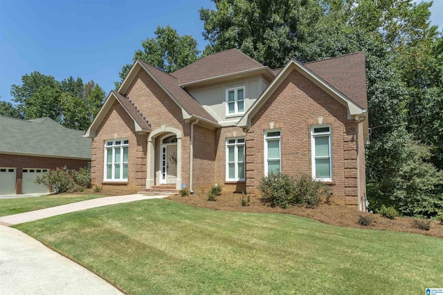 front of property featuring a front lawn