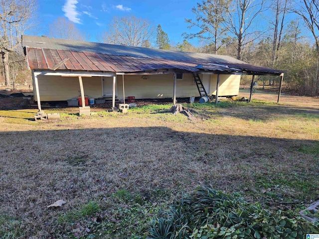 exterior space featuring a lawn