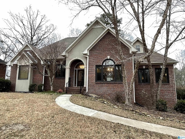 view of front of home featuring a front yard