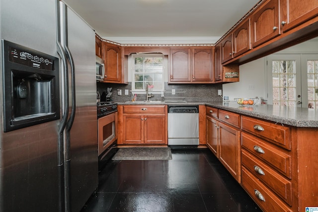 kitchen featuring stainless steel appliances, sink, kitchen peninsula, and decorative backsplash