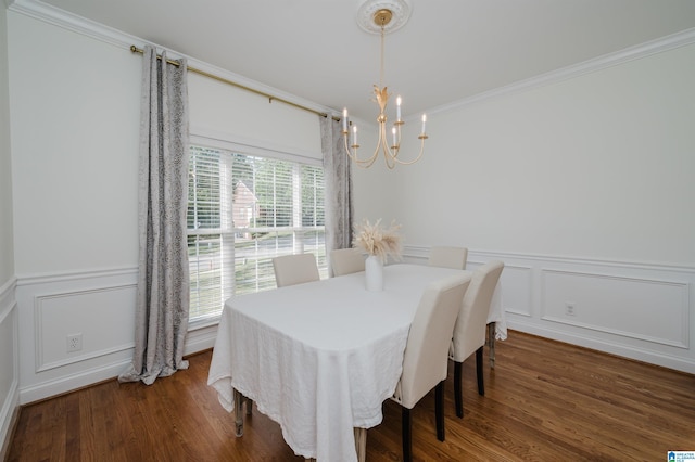 dining area featuring ornamental molding, dark hardwood / wood-style floors, and a notable chandelier