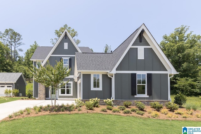 view of front of home featuring a front yard