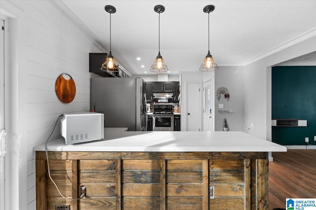 kitchen featuring hanging light fixtures, crown molding, stainless steel appliances, and kitchen peninsula