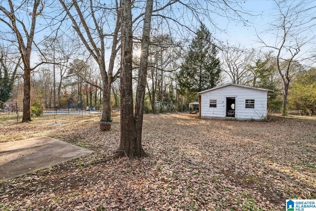 view of yard featuring a storage unit