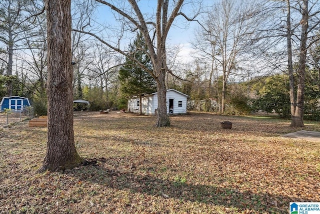 view of yard featuring an outbuilding