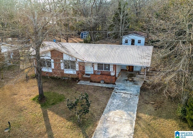 view of front of property featuring a carport