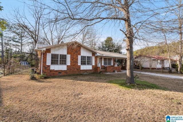 ranch-style home featuring a front yard