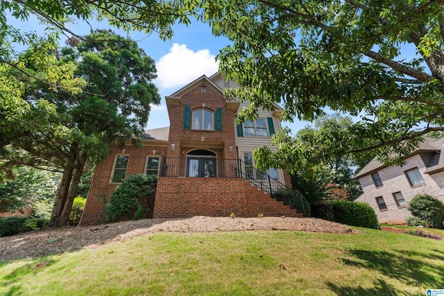 view of front of house featuring a front lawn