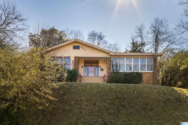 view of front of property featuring a front lawn