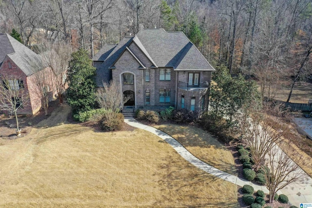 view of front of property featuring a front yard