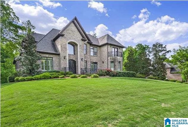 view of front of home with a front lawn