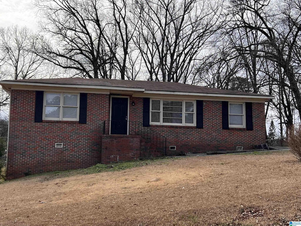 view of front facade featuring a front yard