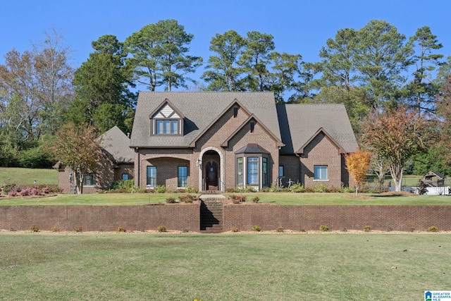 view of front of house featuring a front lawn