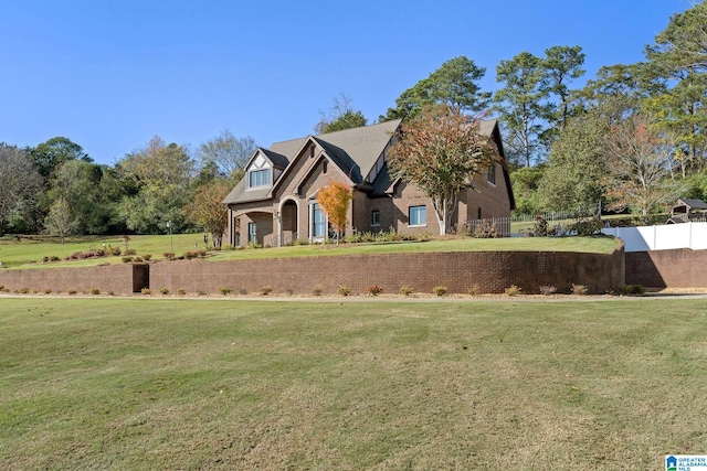 view of front facade featuring a front yard