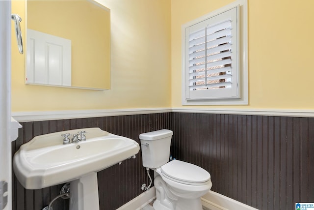 bathroom featuring sink and toilet