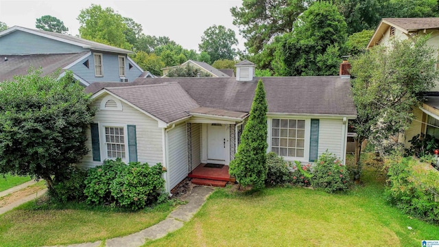 view of front of property featuring a front yard