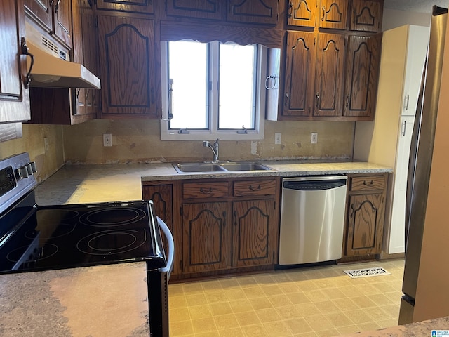 kitchen featuring tasteful backsplash, sink, and stainless steel appliances