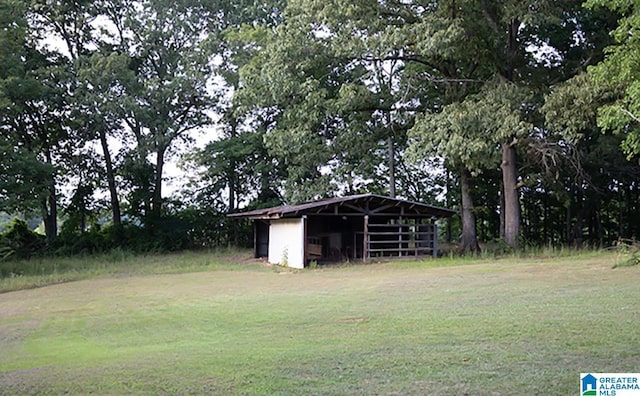 view of yard featuring an outbuilding