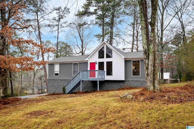 view of front of home featuring a wooden deck and a front yard