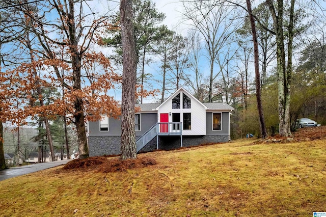 view of front of house featuring a front yard