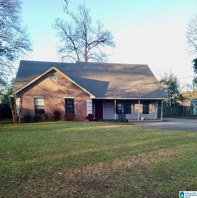 ranch-style house featuring a front yard